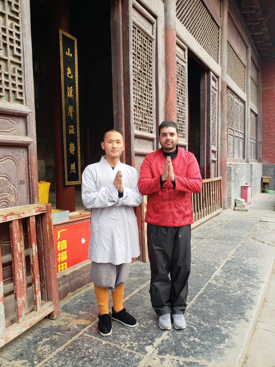 Shifu Marcio Diniz - Na China ao lado de um mestre Shaolin