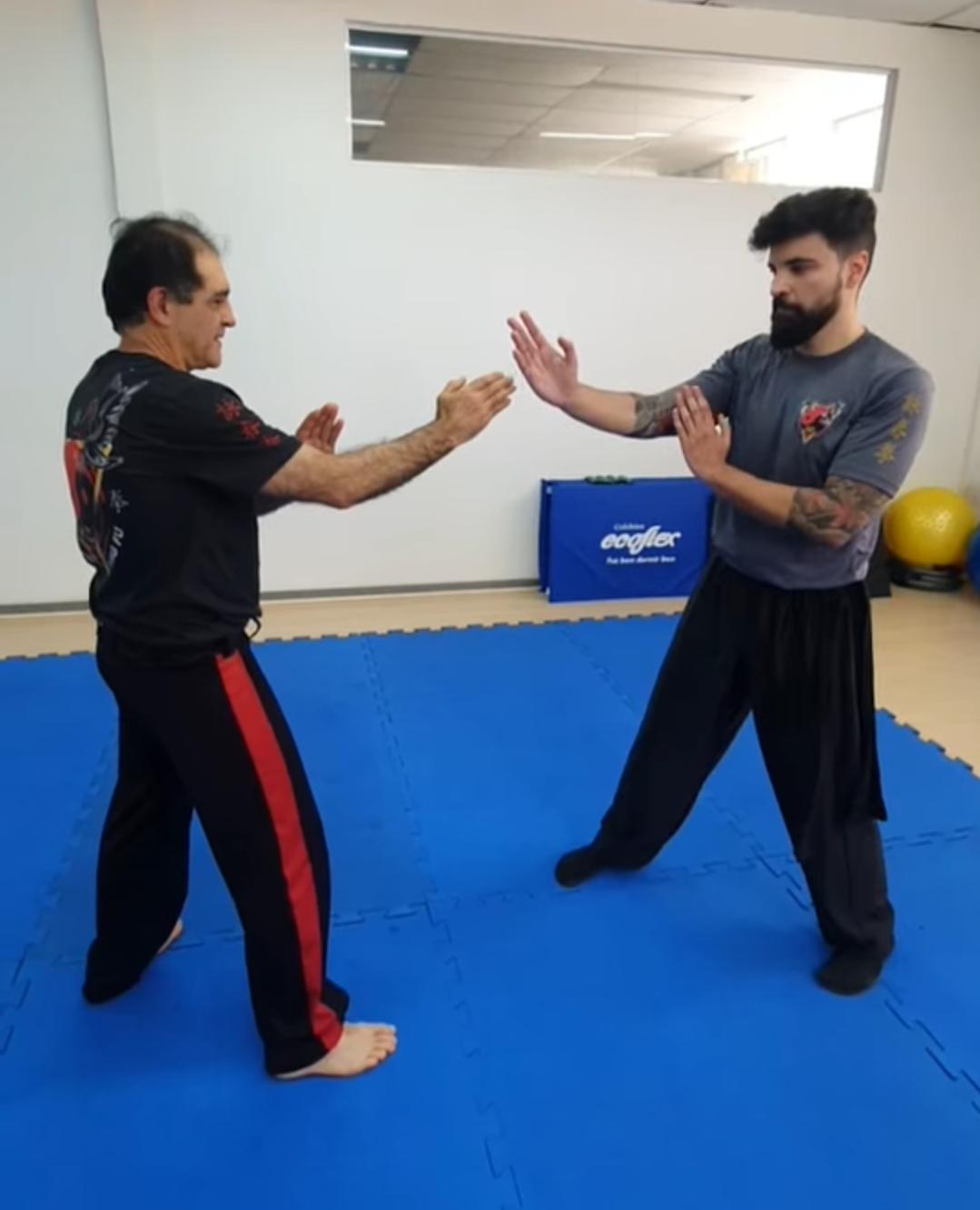 Treino de Wing Chun - Aluno recebendo instrução na Escola de Wing Chun Cabral