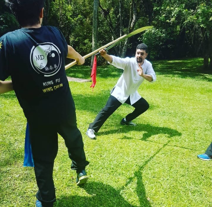Treino de Wing Chun - Aluno executando técnica com facão