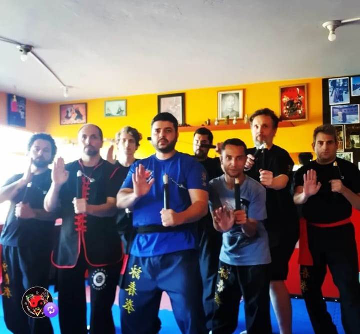 Treino de Wing Chun - Alunos em grupo praticando nunchaku