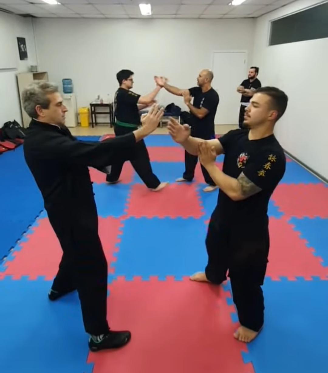 Treino de Wing Chun - Aluno recebendo instrução